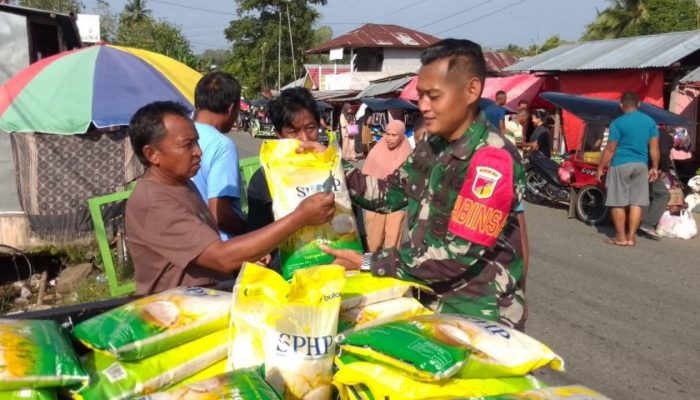 Babinsa Kwandang Salurkan Beras SPHP di Pasar Labanu