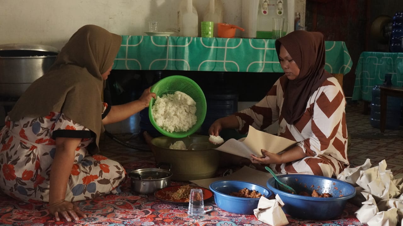 Hangatnya Kebersamaan! Warga Tonala Masak untuk Prajurit TMMD Ke-126 Setiap Hari
