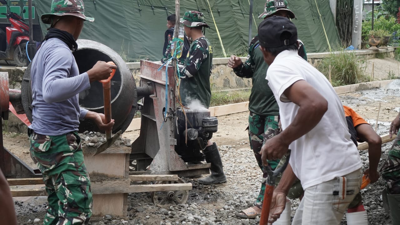 Hari Kedua TMMD ke-126 Kodim 1315/KG, TNI dan Warga Desa Tonala Kompak Cor Jalan Rabat Beton