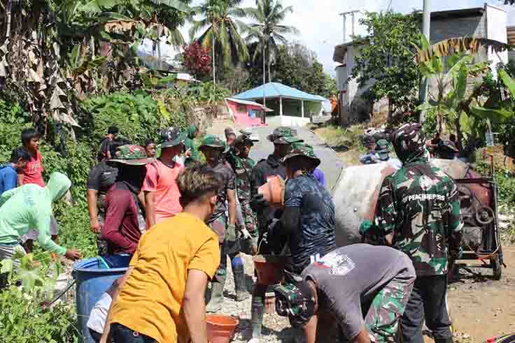 Satgas TMMD dan Warga Tonala Bahu Membahu Wujudkan Harapan Lewat Jalan Desa