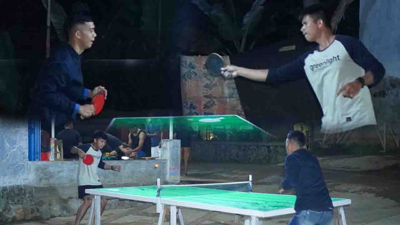 Kebersamaan Satgas TMMD Kodim 1315/KG dan Pemuda Tonala Terjalin di Meja Pingpong
