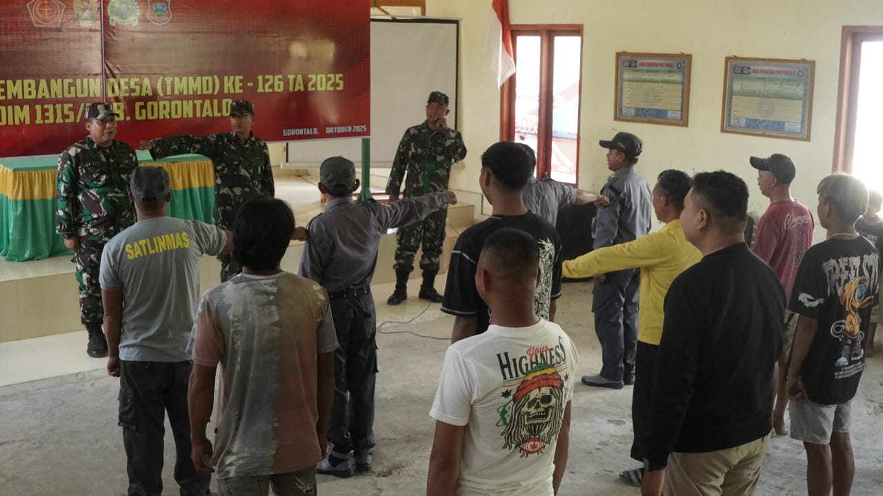 Membentuk Karakter Desa! Babinsa Telaga Biru Gembleng Linmas dan Karangtaruna Tonala Lewat Latihan PBB, Sukseskan Program Non Fisik TMMD