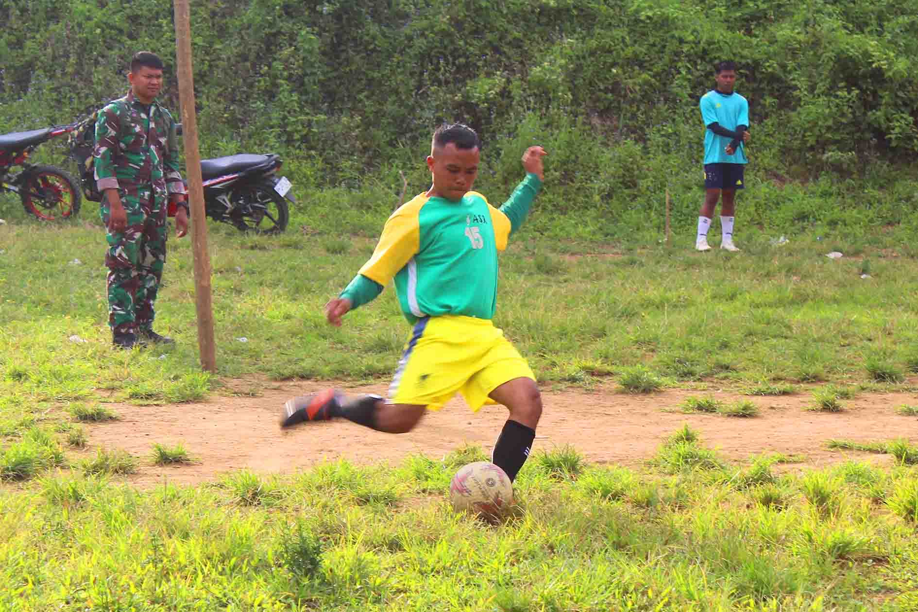Di Lapangan Bola Tonala, Prajurit TMMD dan Pemuda Menyatu Lewat Sepak Bola