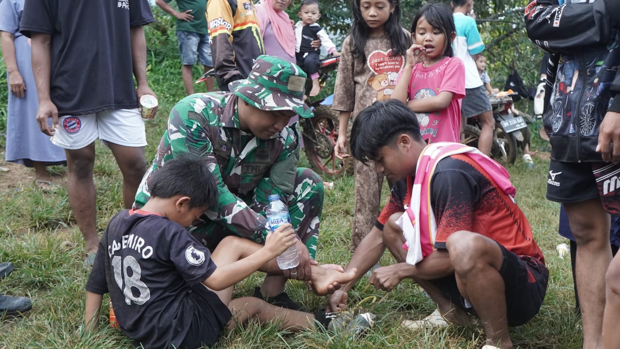 Aksi Cepat Bintara Kesehatan TMMD Ke-126! Tangani Pemain Cedera di Tengah Laga Panas Desa Tonala