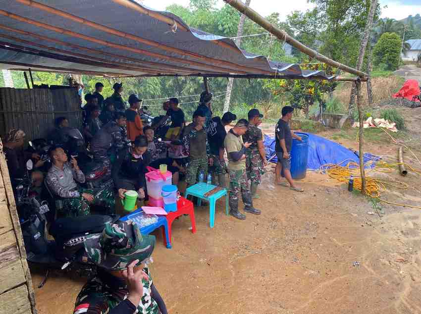 Kapten Bambang Manfaatkan Jeda Hujan TMMD Tonala untuk Eratkan Kemanunggalan TNI-Rakyat