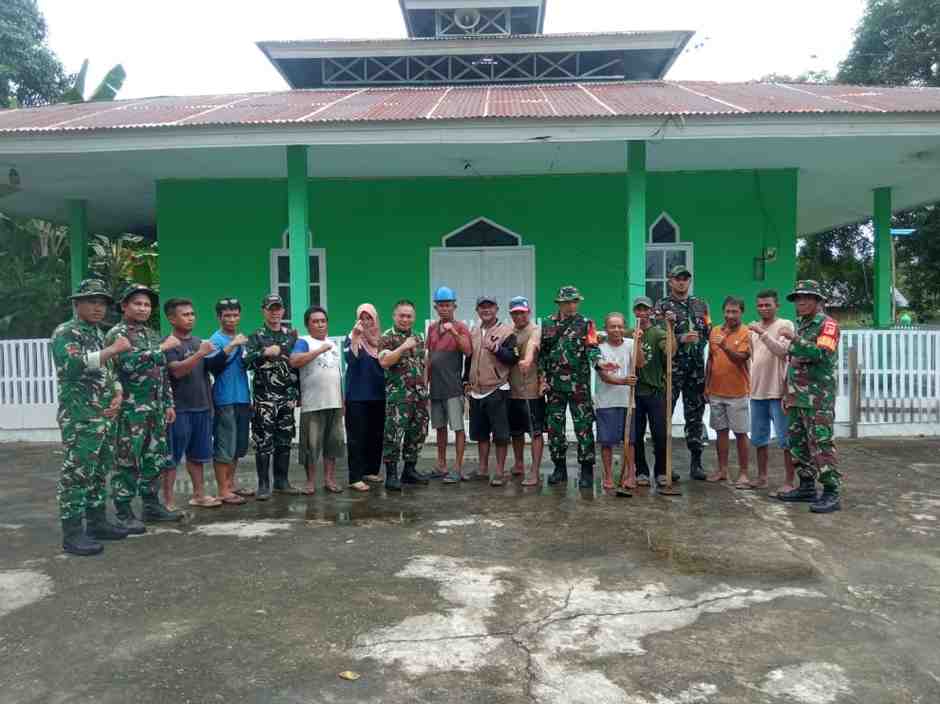 Koramil Sumalata Gelar Karya Bakti Pasang Pipa Air Masjid