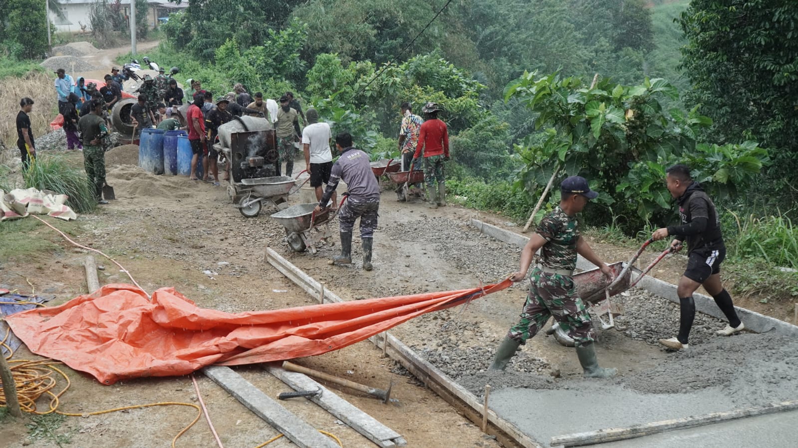 Kapten Bambang Pastikan Pengecoran Jalan TMMD Tonala Selesai Meski Diguyur Hujan