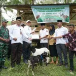 Babinsa Koramil Atinggola Hadiri Kegiatan Penyerahan Kambing Program G2-10 di Durian