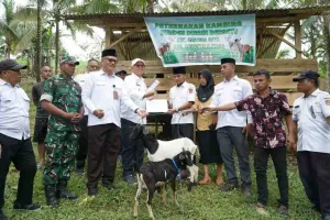 Babinsa Koramil Atinggola Hadiri Kegiatan Penyerahan Kambing Program G2-10 di Durian
