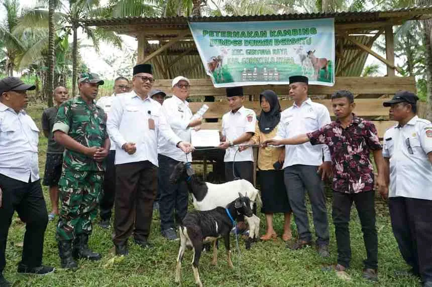 Babinsa Koramil Atinggola Hadiri Kegiatan Penyerahan Kambing Program G2-10 di Durian