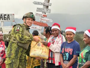 Yonif 600/Modang Meriahkan Natal di Ilaga Papua dengan Berbagi Kasih kepada Warga