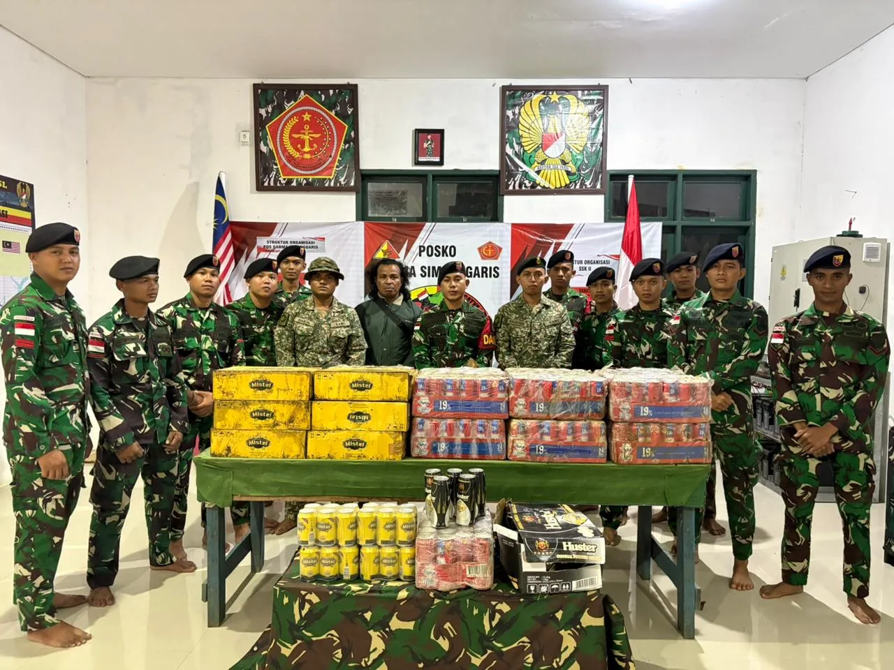 Satgas Pamtas RI-Malaysia Yonkav 13/Satya Lembuswana Gagalkan Upaya Penyelundupan Miras Ilegal di Perbatasan