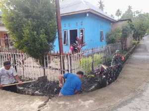 Koramil Atinggola dan Warga Bersinergi Membersihkan Saluran Air Sambut Hari Juang Kartika