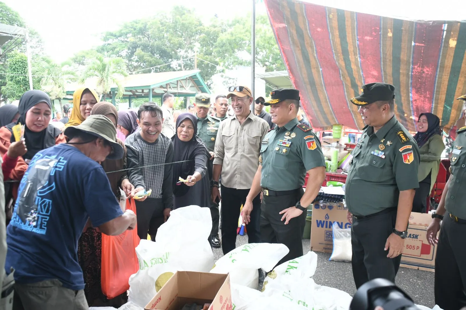 Yonif 713/ST Tuan Rumah Bazaar Murah Hari Juang TNI AD