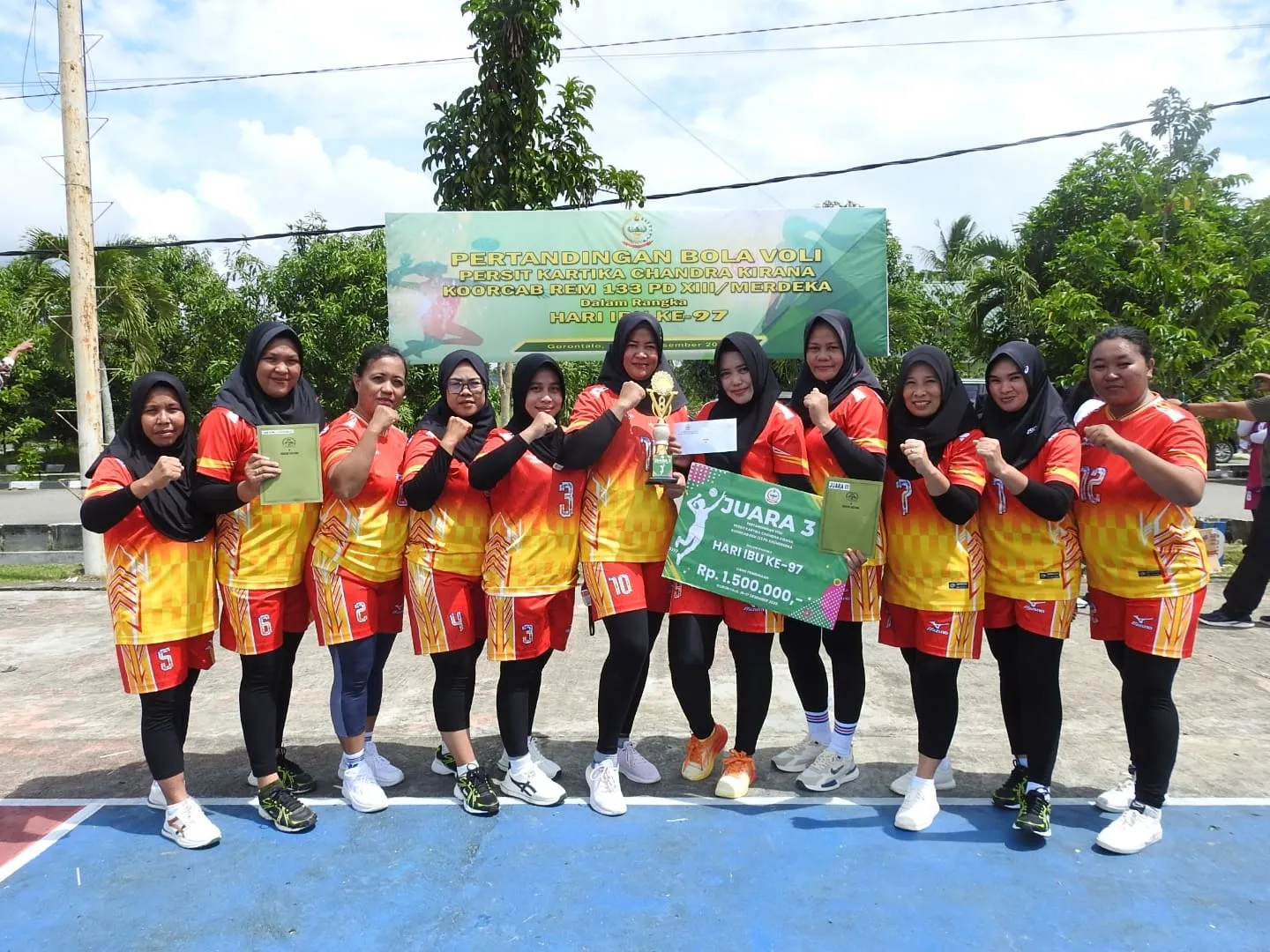 Persit Kodim 1314/Gorut Raih Juara Tiga Voli Hari Ibu ke-97