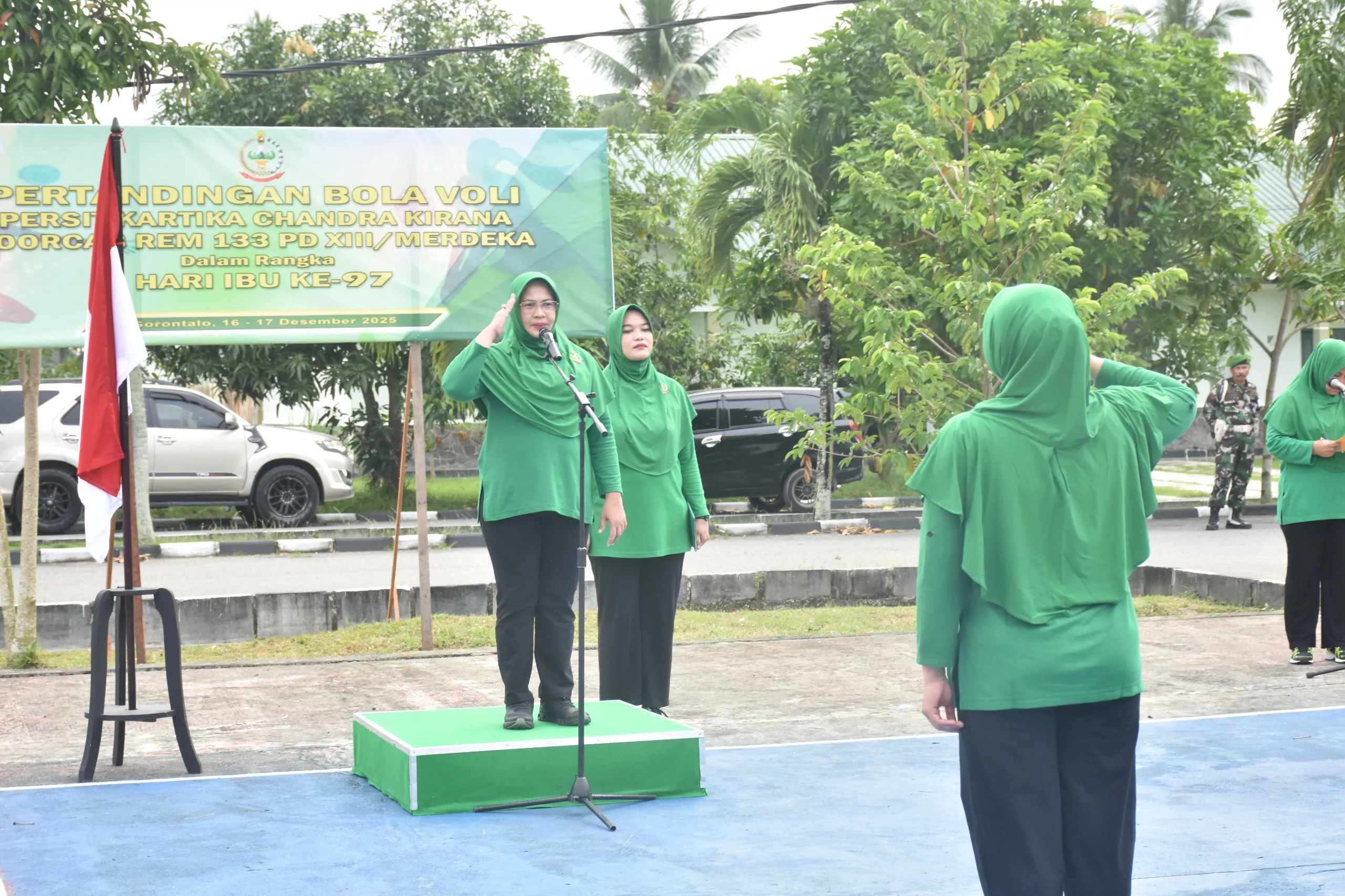 Persit KCK Koorcab Rem 133 Meriahkan Hari Ibu ke-97 dengan Voli