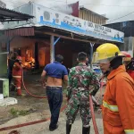 Prajurit Yonif 713/ST Bantu Damkar Padamkan Kebakaran Rumah Warga