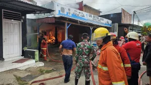 Prajurit Yonif 713/ST Bantu Damkar Padamkan Kebakaran Rumah Warga