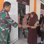 Dukung Kesehatan Pelajar, Babinsa Koramil 1314-01/Kwandang Kawal Program Makan Bergizi Gratis