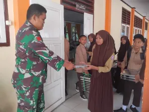 Dukung Kesehatan Pelajar, Babinsa Koramil 1314-01/Kwandang Kawal Program Makan Bergizi Gratis