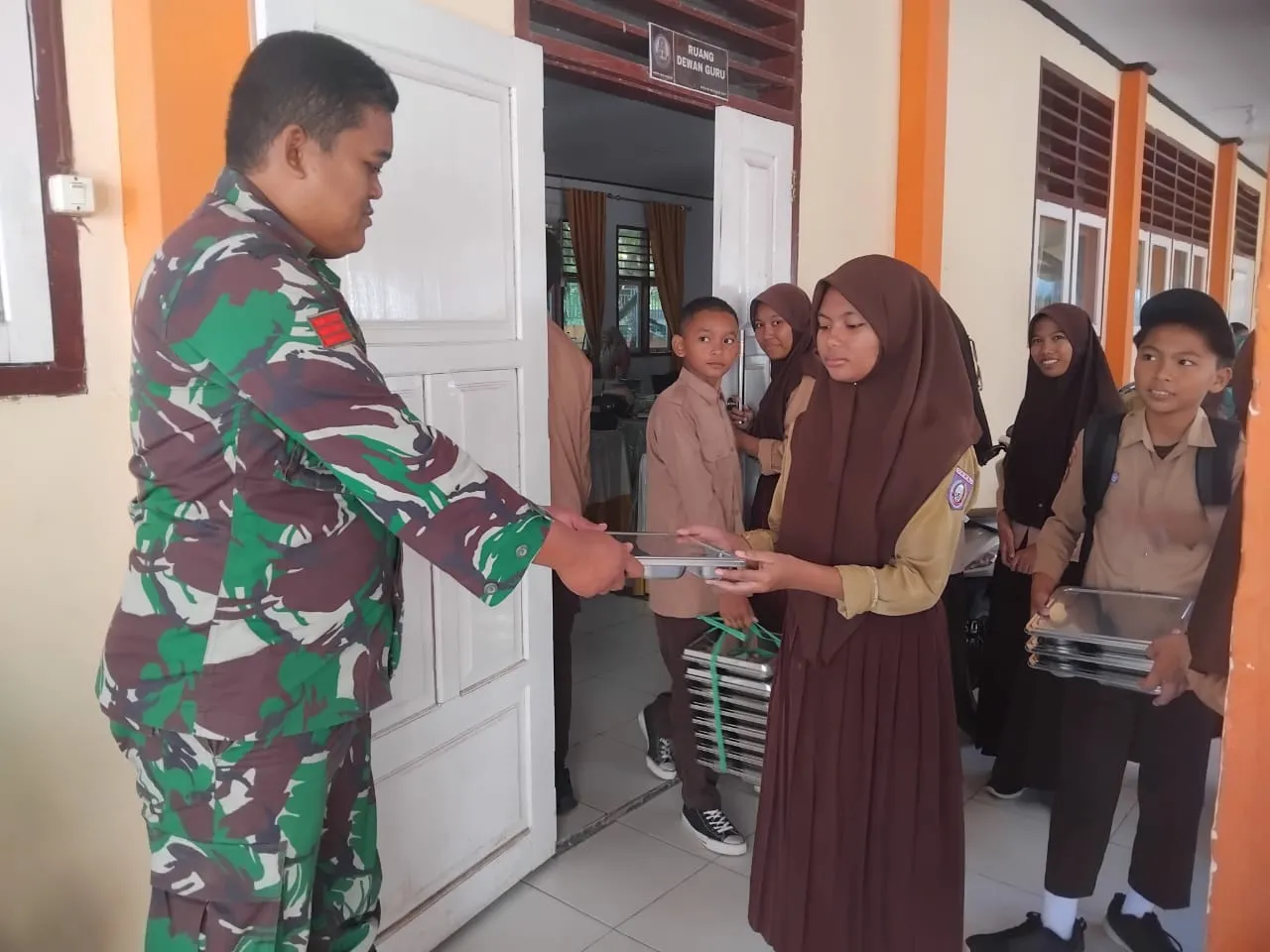 Dukung Kesehatan Pelajar, Babinsa Koramil 1314-01/Kwandang Kawal Program Makan Bergizi Gratis