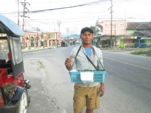 Pagi Jual Lemper, Siang Tarik Bentor: Rutinitas Kasim Ahmad Menghidupi Keluarga