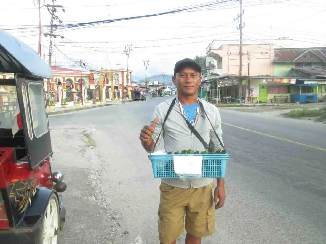 Pagi Jual Lemper, Siang Tarik Bentor: Rutinitas Kasim Ahmad Menghidupi Keluarga