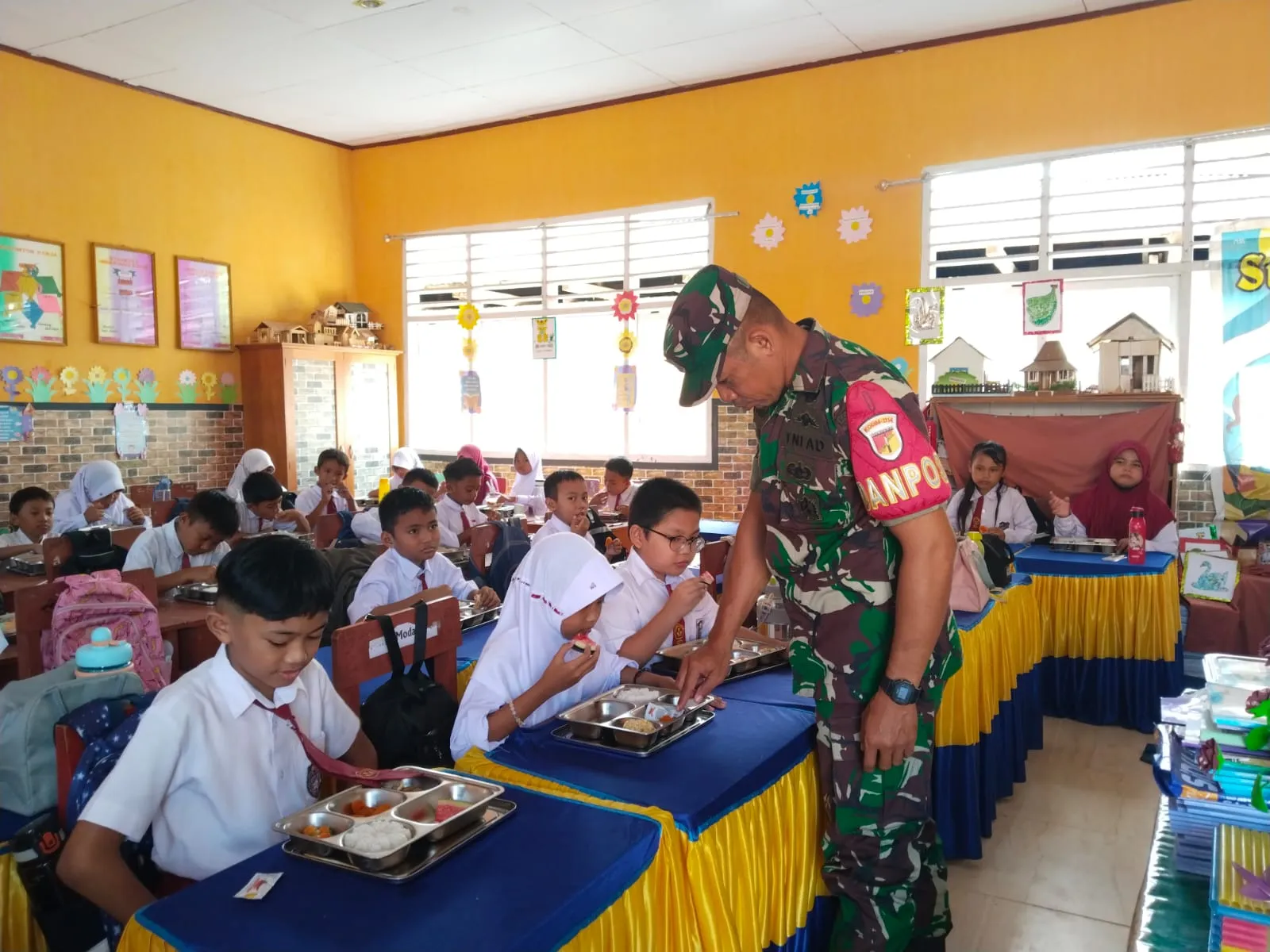 Babinsa Koramil 1314-01/Kwandang Dampingi Pendistribusian Makan Bergizi Gratis di SDN 1 Kwandang