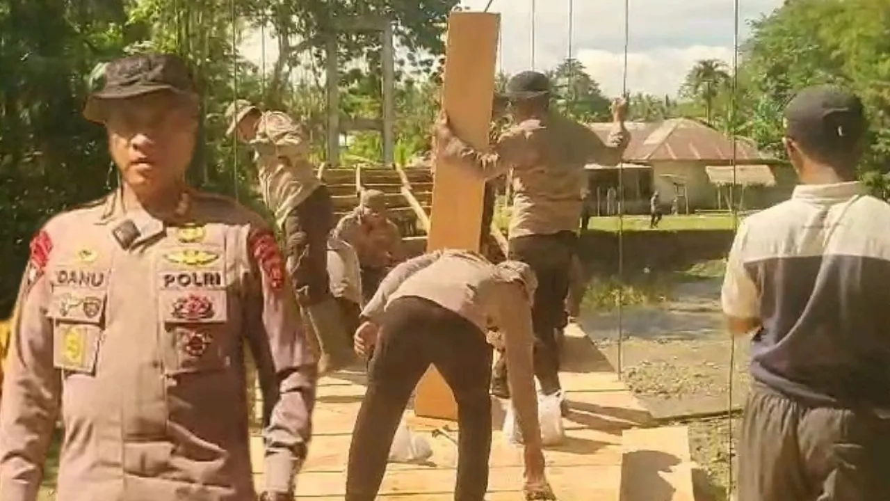 Lumpuh Akibat Banjir, Brimob dan Warga Molalahu Gorontalo Gotong Royong Bangun Jembatan Darurat