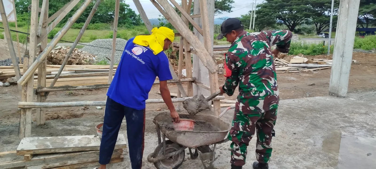 Dukung Program Pemerintah, Babinsa Kwandang Awasi Pembangunan Koperasi Desa