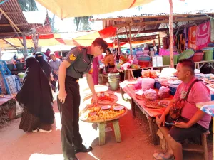 Babinsa Atinggola Pantau Harga Sembako Pasar Gentuma Raya