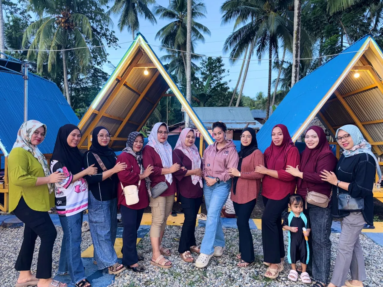 Mom Squad Gelar Arisan di Pemandian Polondanga