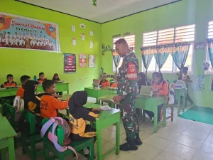 Babinsa Koramil 1314-01/Kwandang Dampingi Pendistribusian Makan Bergizi untuk Pelajar