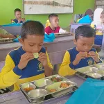 Siswa SDN 16 Anggrek Nikmati Menu Ayam Krispi dan Stroberi Segar Program Makan Gratis