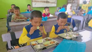 Siswa SDN 16 Anggrek Nikmati Menu Ayam Krispi dan Stroberi Segar Program Makan Gratis
