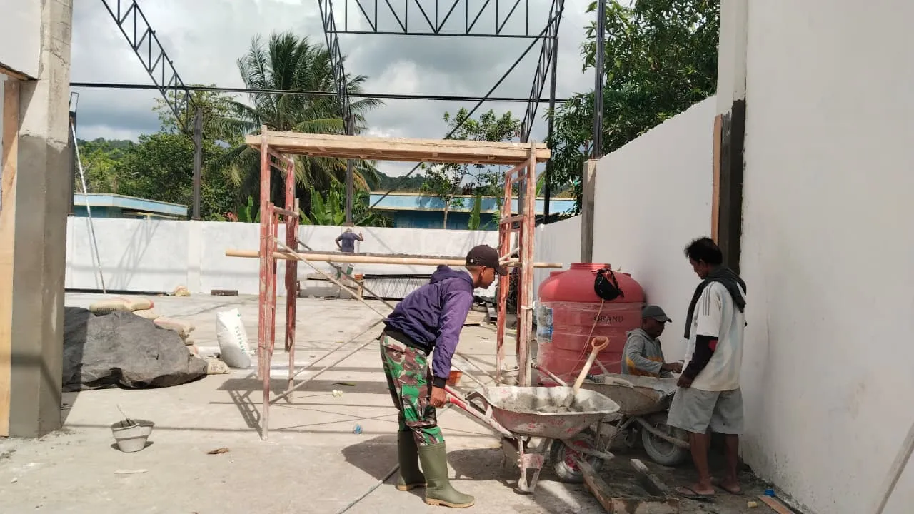 Wujud Kepedulian TNI, Babinsa Dampingi Pembangunan KDKMP di Desa Titidu