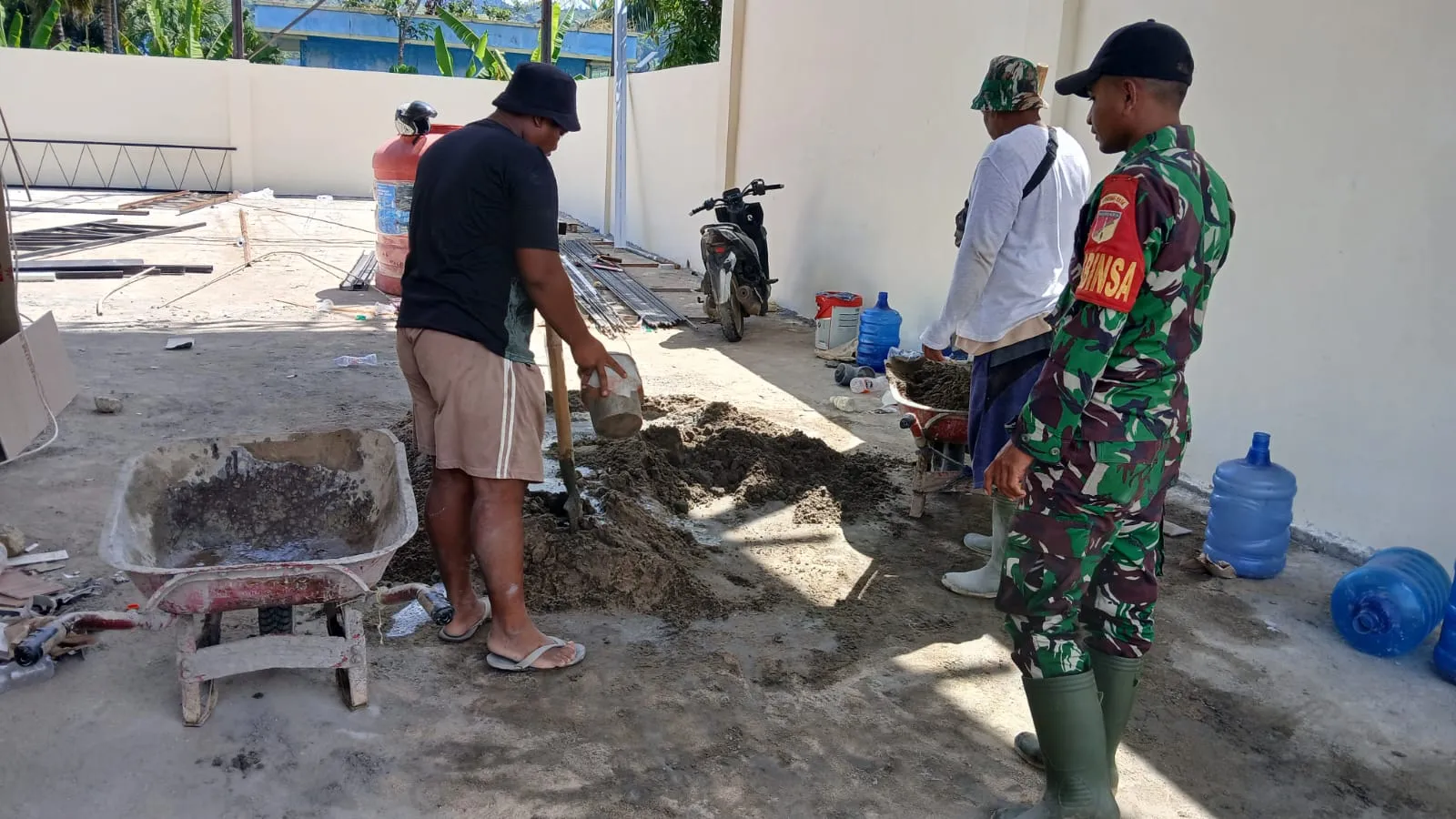 Dukung Penguatan Ekonomi Desa, Babinsa Kawal Pembangunan KDKMP Titidu