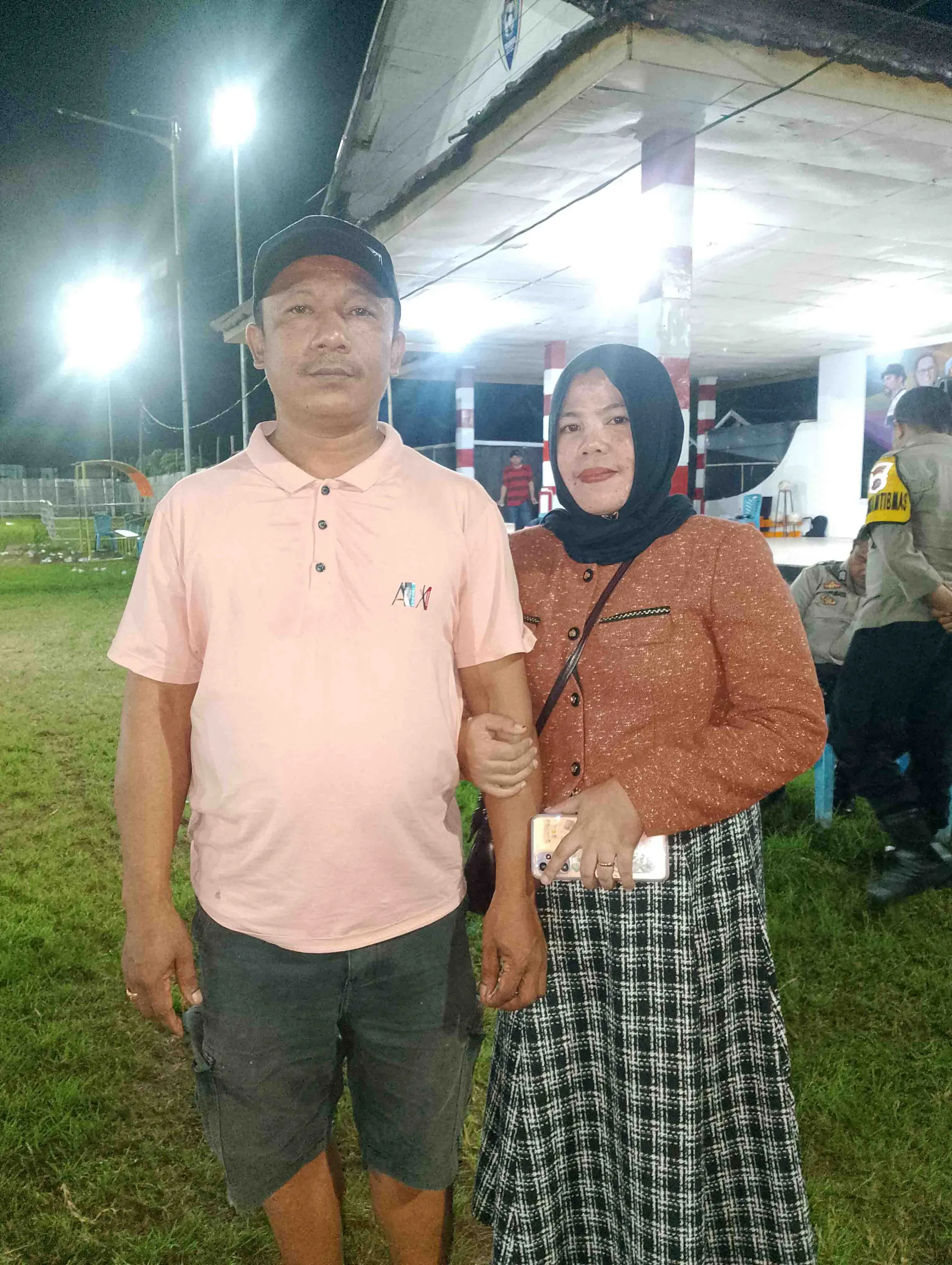 Dolpin Lamaji dan Sri Yolanda Luawo Turut Hadir Menyaksikan Pertandingan Sepak Bola Antara Ibarat Fc dan Kopdam Fc