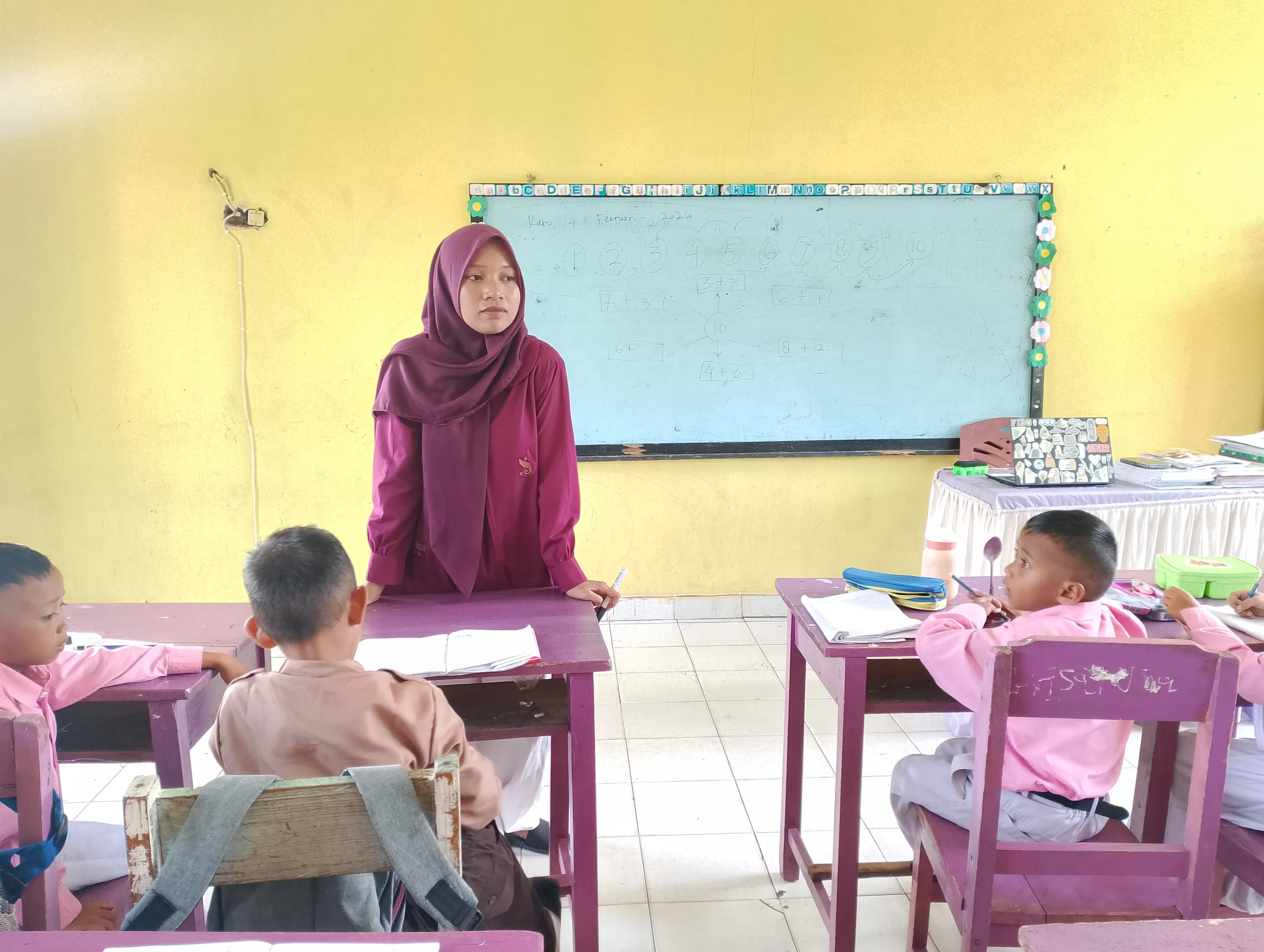Jarak Dekat, Pengabdian Panjang: Findri Bobihu dan SDN 16 Anggrek