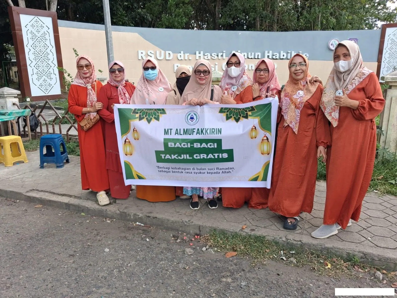 Majelis Taklim Al-Mufakkirin Berbagi Takjil di Depan RSUD dr. Hasri Ainun Habibie Limboto
