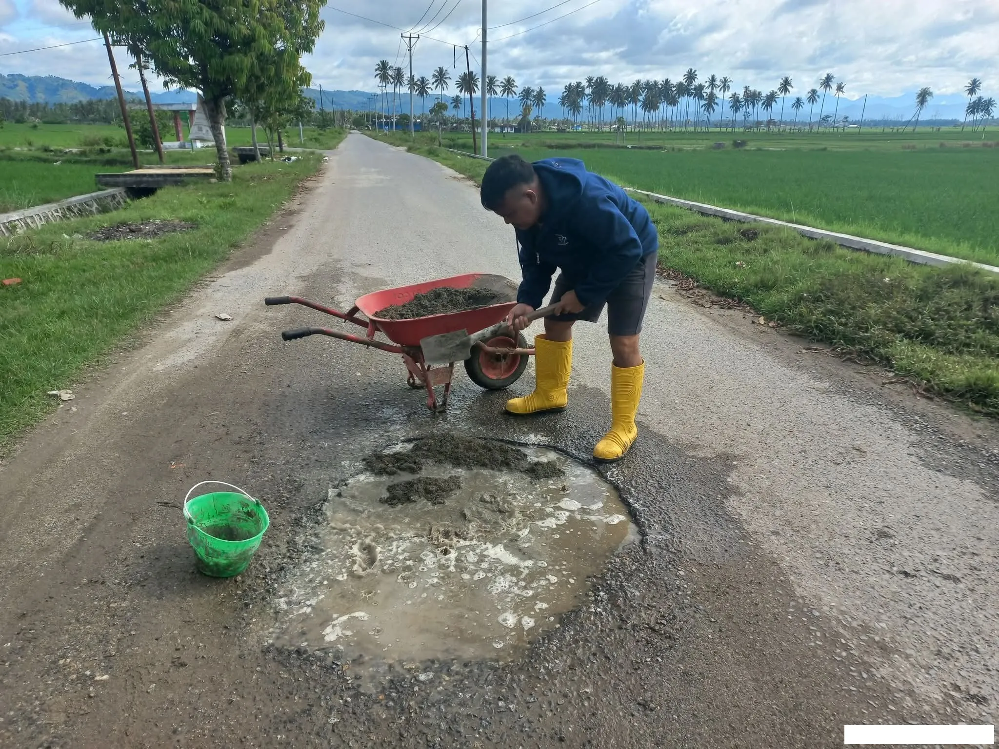 Aleg DPRD Kabupaten Gorontalo Tambal Jalan Demi Keselamatan Warga