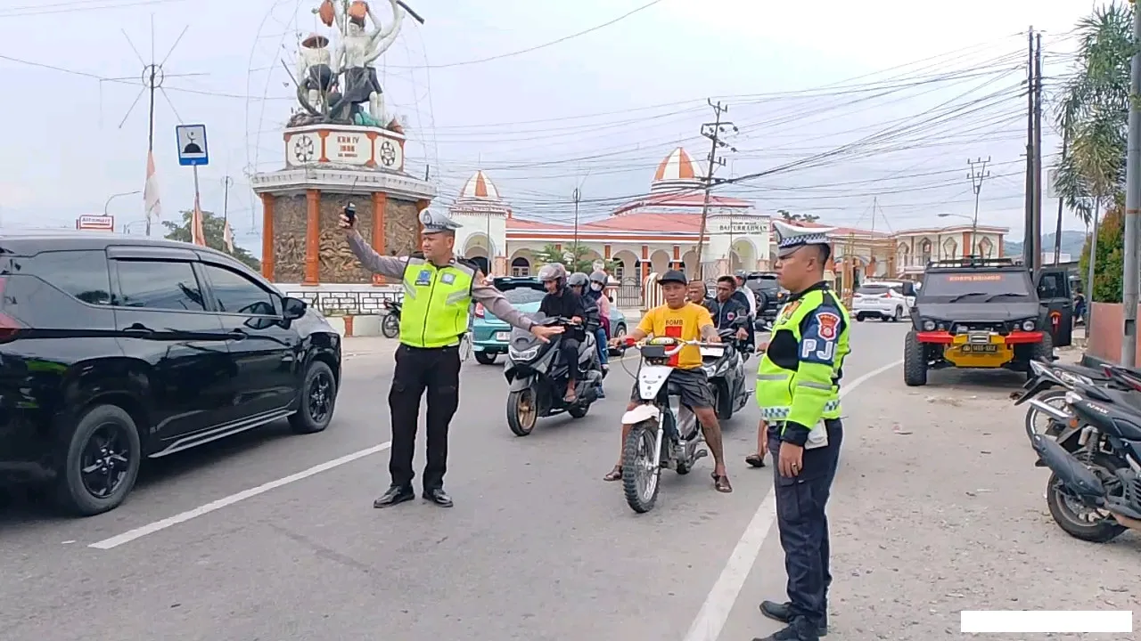 Tradisi Ketupat 2026: Personel Polres Limboto Kerja Ekstra Atur Lalin di Tugu Tani Isimu