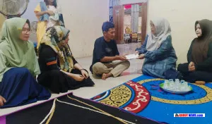 Wujud Solidaritas, PGRI Cabang Anggrek Serahkan Santunan Duka Bagi Keluarga Almarhumah Sri Yanti