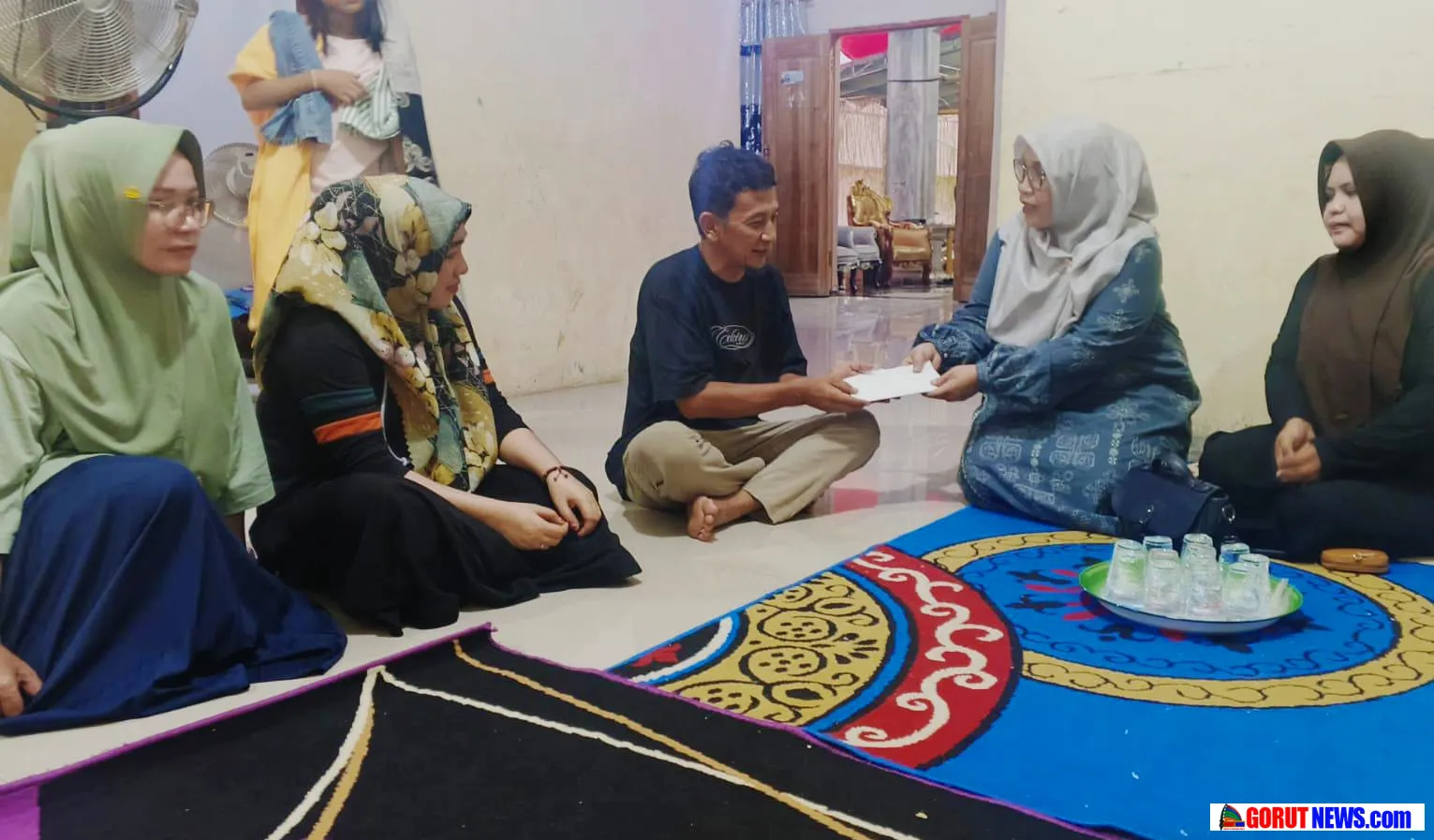 Wujud Solidaritas, PGRI Cabang Anggrek Serahkan Santunan Duka Bagi Keluarga Almarhumah Sri Yanti