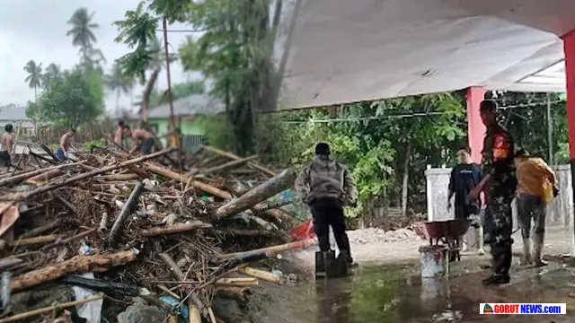 Babinsa Koramil Tabongo Sigap Tangani Banjir Desa Barakati