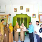 Kepala Kemenag Gorut Serahkan Penghargaan untuk SDN 11 Anggrek