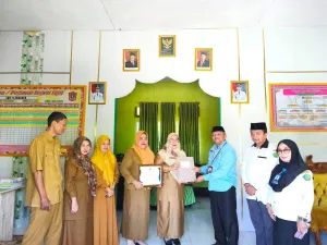 Kepala Kemenag Gorut Serahkan Penghargaan untuk SDN 11 Anggrek