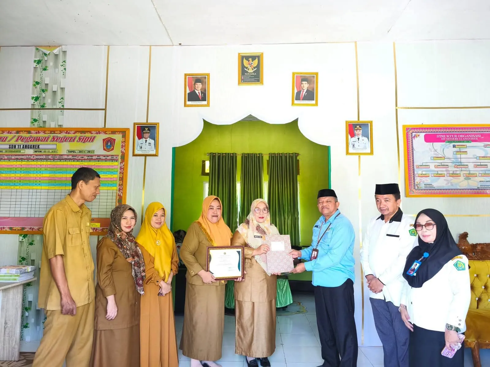 Kepala Kemenag Gorut Serahkan Penghargaan untuk SDN 11 Anggrek