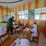 Babinsa Koramil Kwandang Serda Jemsi Rende Ajarkan Metode GASING di SDN 1 Anggrek