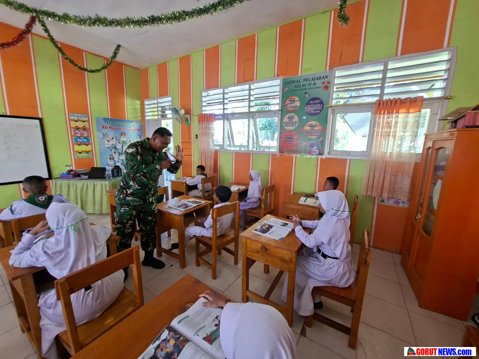 Babinsa Koramil Kwandang Serda Jemsi Rende Ajarkan Metode GASING di SDN 1 Anggrek